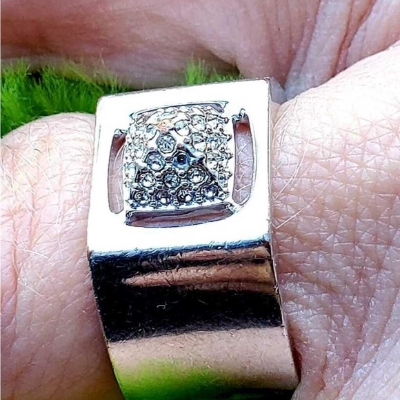 Beautiful Swarovski silver ring size 6.75 - Picture 2 of 5